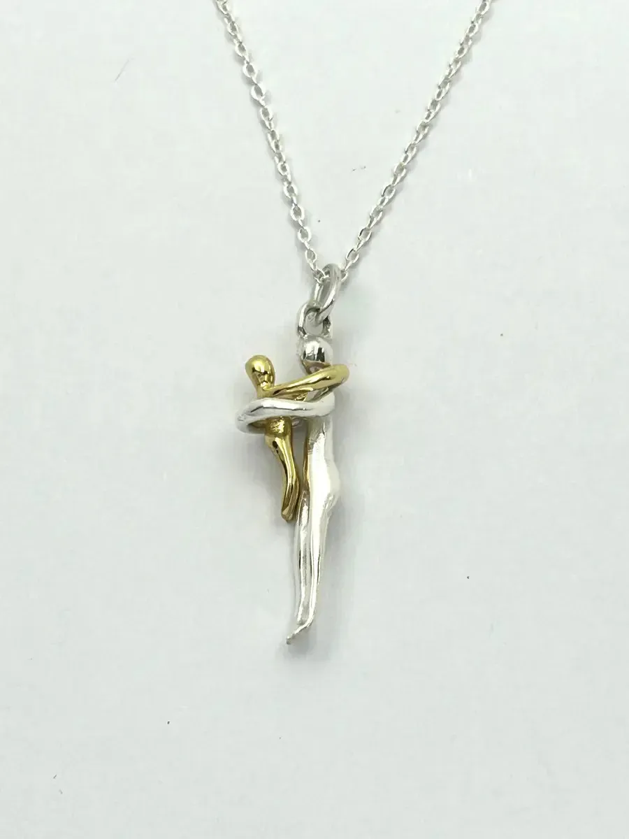 Collar Madre e Hijo Abrazados, Dije de Plata 925 y Oro 18k, Regalo Familiar para Mamá en Días Festivos